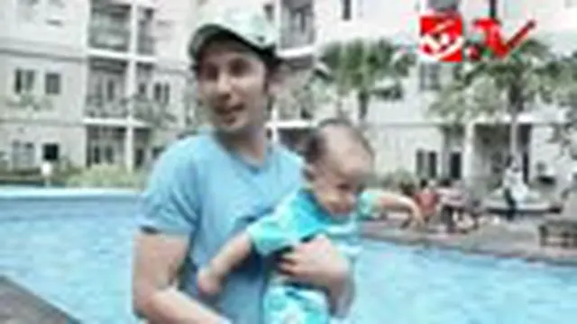 Umar Syarif Ajak Anak Berenang