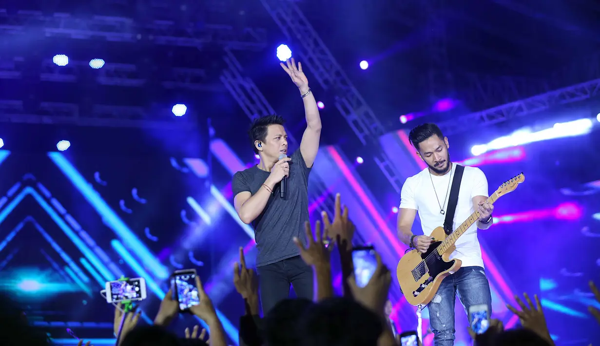 NOAH saat tampil mengisi acara pergantian tahun Gempita 2017 di Pantai Karnaval Ancol, Jakarta Utara, Sabtu (31/12/2016) malam.(Nurwahyunan/Bintang.com)