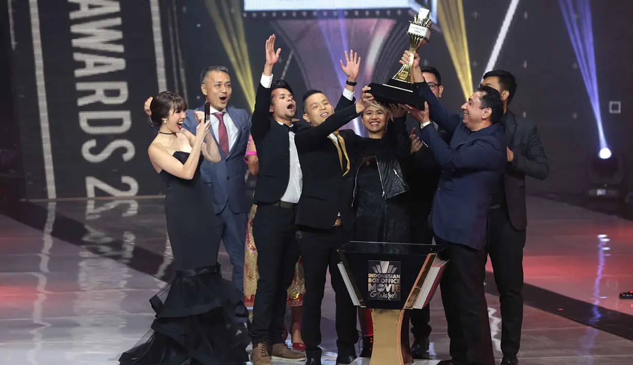Istri Gading Marten ini menyertakan kebahagiaannya dengan mengucap rasa syukur kepada Tuhan. Pasalnya, ini menjadi kali pertamanya main film danlangsung mendapat penghargaan. (Deki Prayoga/Bintang.com)
