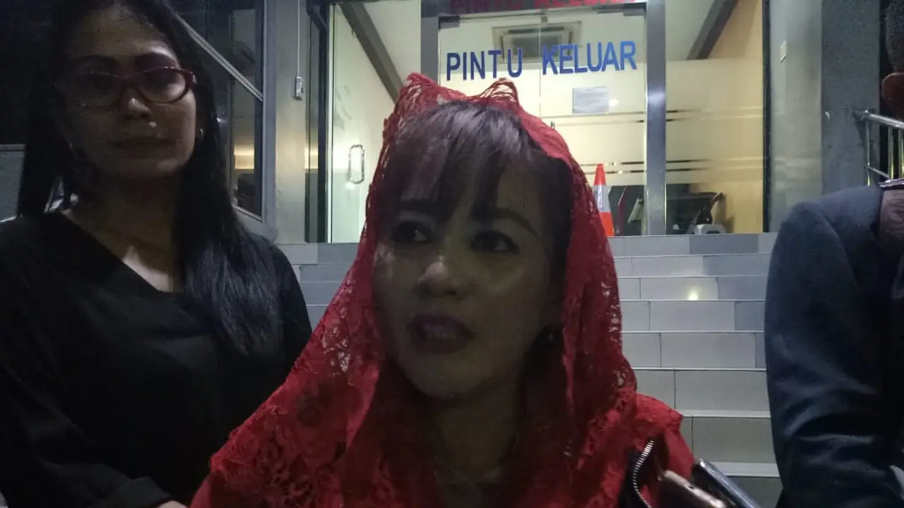 Caleg PDIP Dewi Tanjung bersama beberapa orang kuasa hukum kembali membuat laporan atas dugaan makar.