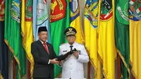 Mendagri Muhammad Tito Karnavian (kiri) berfoto bersama Pj. Gubernur Lampung Samsudin di Kantor Kemendagri, Jakarta, Rabu (19/6/2024). Foto : (Istimewa).