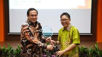 Ketua Umum PP PBSI, Agung Firman Sampurna, bersama Dekan FISIP Universitas Indonesia (UI), Prof. Dr. Semiarto Aji Purwanto berpose setelah penetapan FISIP UI Open sebagai turnamen swasta nasional di Auditorium Juwono Sudarsono, FISIP UI Depok, Senin (18/3/2024). (Bola.com/Ist)