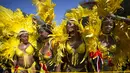 Sejumlah perempuan mengenakan kostum saat mengikuti West Indian Day Parade di Brooklyn, New York, Senin (7/9/2015). Parade yang berlangsung tiap tahun ini merayakan budaya Karibia dan sejarah. (REUTERS/Andrew Kelly)