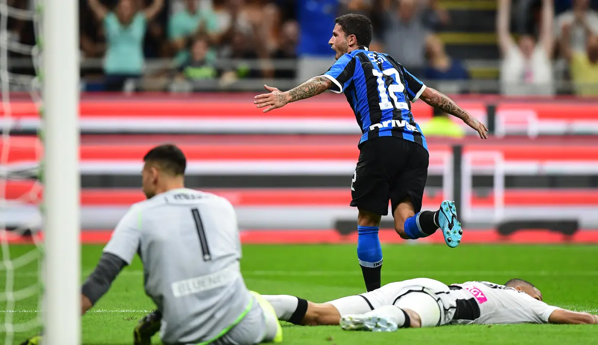 Gelandang Inter Milan, Stefano Sensi, merayakan gol yang dicetaknya ke gawang Udinese pada laga Serie A 2019/20 di Stadion San Siro, Milan, Sabtu (14/9). Inter menang 1-0 atas Udinese. (AFP/Miguel Medina)