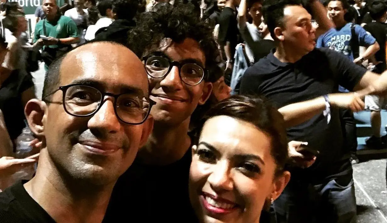 Najwa Shihab, bersama Ibrahim Sjarief Assegaf dan sang putra, kompak berada di Rajamangala Stadium, Thailand, untuk menikmati konser Coldplay. (Foto: Instagram/@isassegaf)
