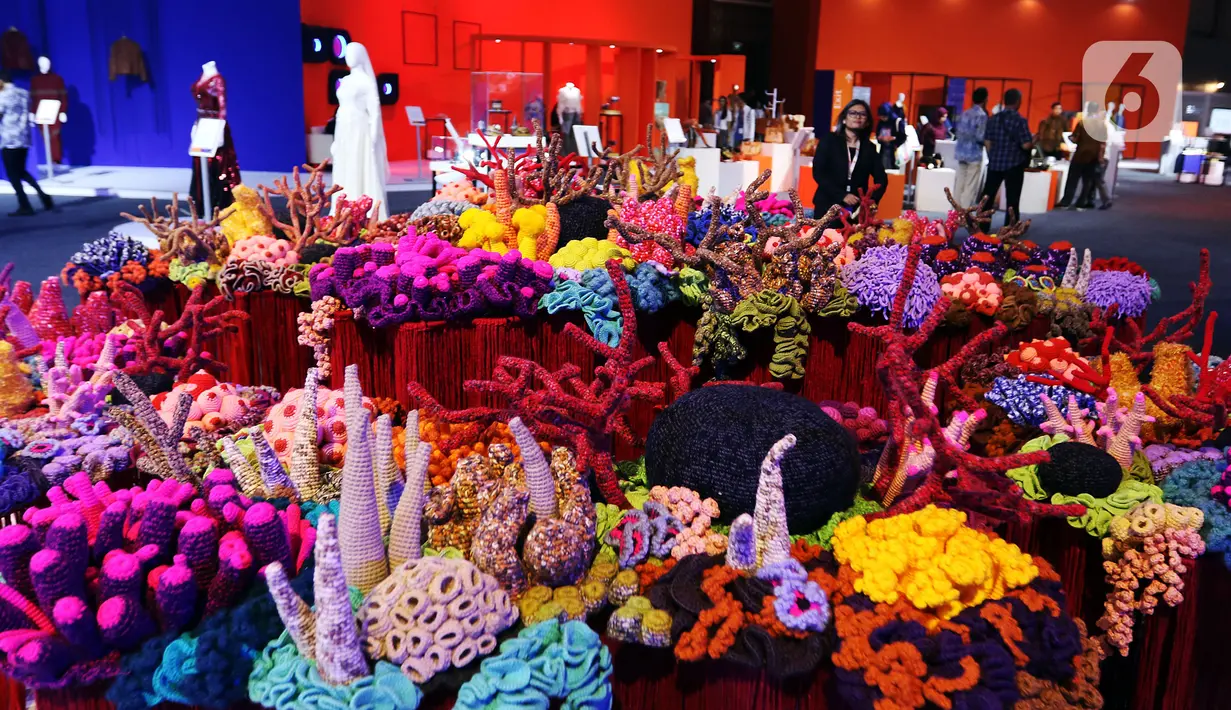 Anek kerajinan dipamerkan dalam acara UMKM Export BRILian Preneur 2019  di Jakarta Convention Center, Jakarta, Jumat (20/12/2019). UMKM Export BRILian Preneur 2019 menampilkan aneka produk dari 150 UMKM binaan Bank BRI dan Rumah Kreatif BUMN (RKB). (Liputan6.com/Johan Tallo)