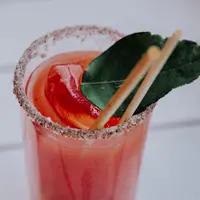 Tomat dengan rasanya yang khas dan sering dijumpai diberbagai makanan ternyata juga dapat menjadi minuman yang sehat dan enak untuk penderita kolesterol (Foto: Unsplash.com/Klara Kulikova)