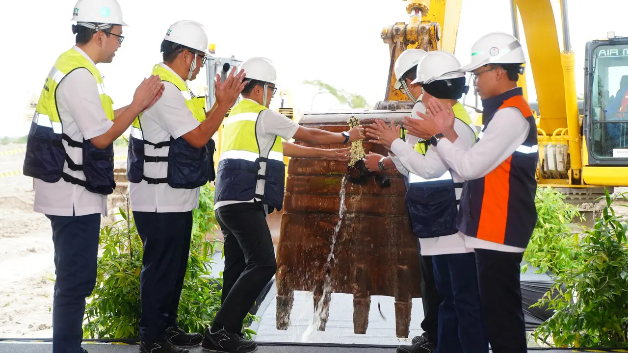 Petrokimia Gresik memulai proyek pembangunan tangki asam sulfat untuk memperkuat pasokan bahan baku NPK nasional.