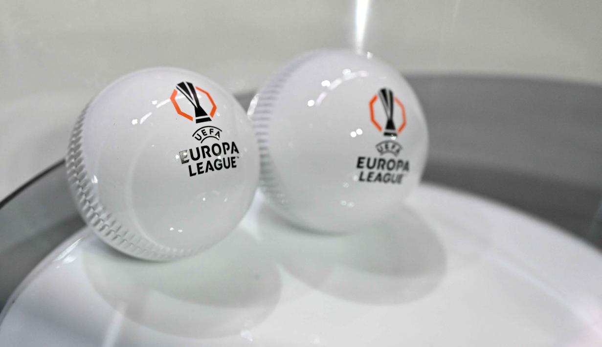 Dari fase tersebut, delapan tim sukses mengamankan tiket untuk melangkah ke babak 16 besar setelah melalui persaingan ketat. Tampak foto yang menunjukkan bola undian UEFA Europa League menjelang pengundian babak 16 besar, perempat final, dan semifinal Europa League 2025/2026 di House of European Football, Nyon, Swiss, Jumat (27/2/2026). (Harold CUNNINGHAM/AFP)