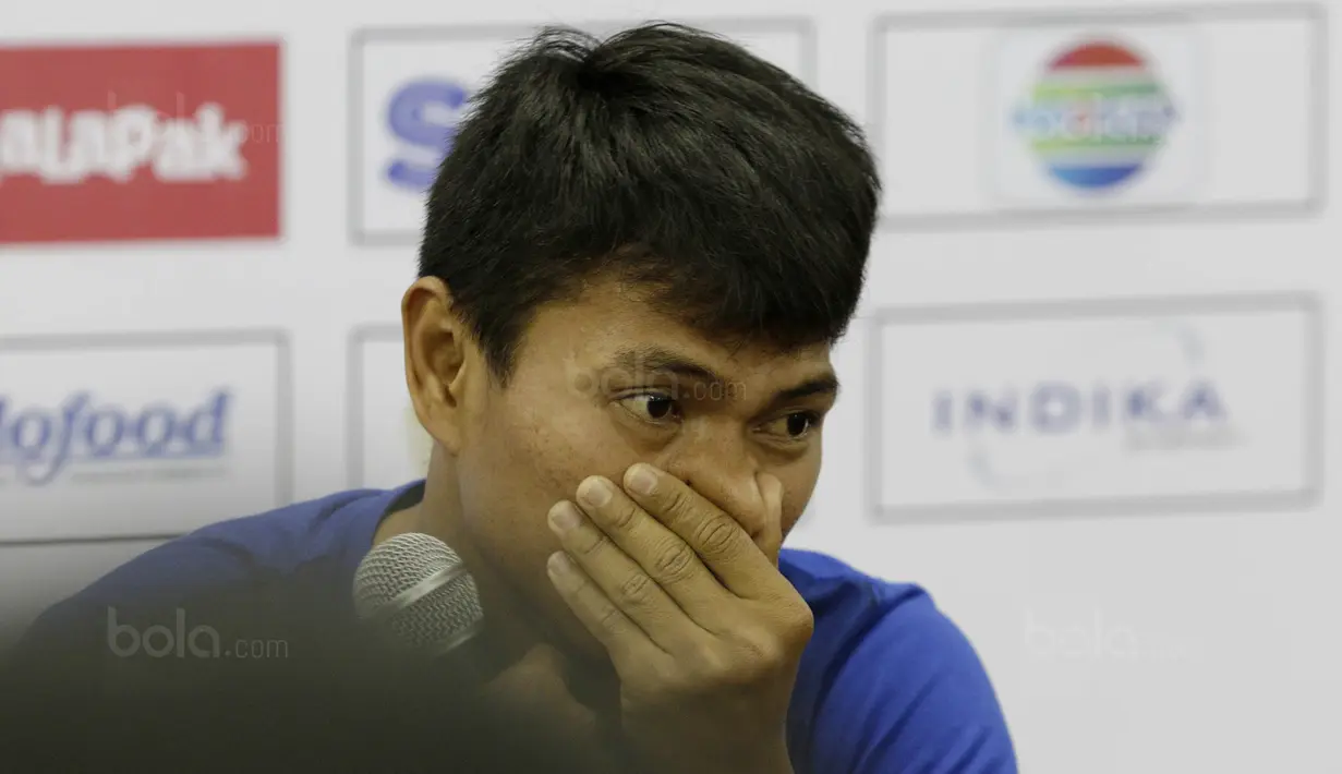 Bek Persib, Achmad Jufriyanto, menahan haru saat memberikan keterangan pers di Stadion GBLA, Bandung, Jumat (26/1/2018). Achmad Jufriyanto resmi mengumumkan kepindahannya dari Persib ke Kuala Lumpur FA, Malaysia. (Bola.com/M Iqbal Ichsan)