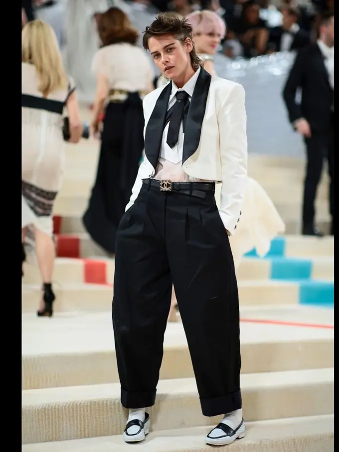 Gaya Boyish Maksimal Kristen Stewart Jadi Sorotan di Met Gala 2023