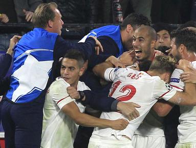 Para pemain Sevilla merayakan gol yang dicetak Guido Pizarro ke gawang Liverpool pada laga Liga Champions di Stadion Ramon Sanchez Pizjuan, Sevilla, Selasa (21/11/2017). Kedua klub bermain imbang 3-3. (AP/Miguel Morenatti)