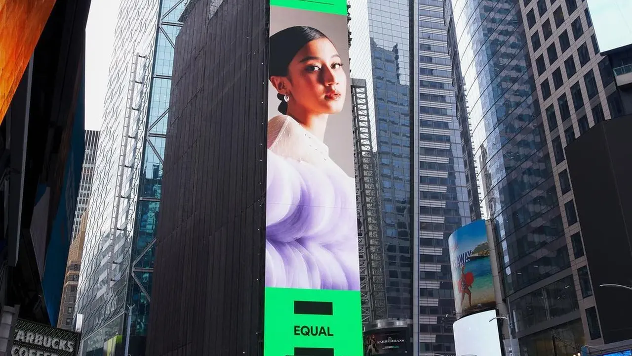 Wajah Keisya Levronka mejeng di Times Square New York (https://www.instagram.com/p/ClBFNFSLfDj/)