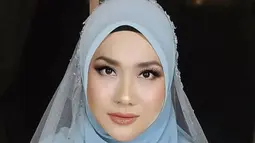 Bunga Citra Lestari terlihat anggun saat mengenakan hijab. Artis berdarah Minangkabau ini terlihat sangat menawan dengan hijab biru muda. Tak ayal foto BCL terlihat anggun ini banjir like dan komentar dari netizen yang terkesima dengan penampilan berhijabnya. (Liputan6.com/IG/@bclsinclair)