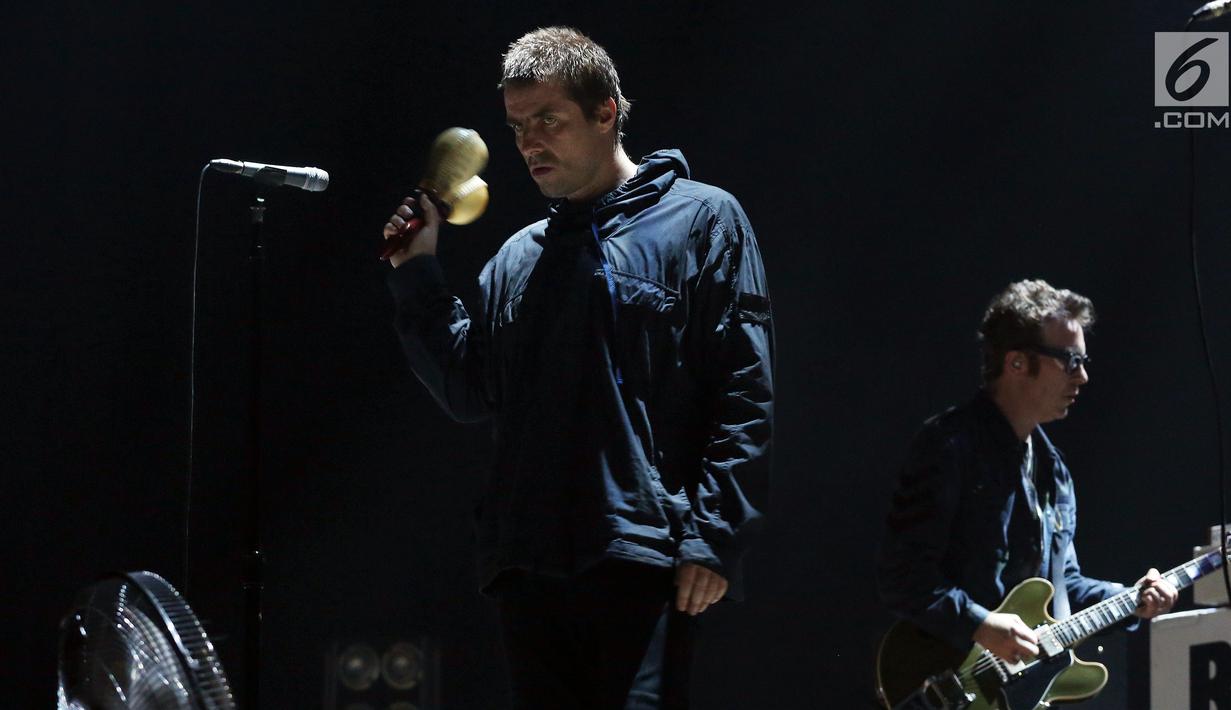 Mantan vokalis Oasis Liam Gallagher saat membawakan lagu dalam konser musik Liam Gallagher of OASIS - World Tour 2018 di Ecovention Hall Ancol, Jakarta, Minggu (14/1). Ini merupakan konser pertamanya di Indonesia. (Liputan6.com/Johan Tallo)