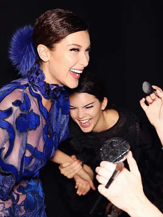 Bella sendiri sudah menganggap Kendall seperti saudarinya. (instagram/bellahadid)