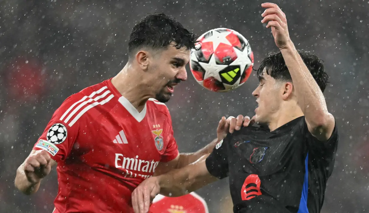 Bertamu ke markas Benfica, Barcelona menang dramatis dengan skor 4-5. (PATRICIA DE MELO MOREIRA/AFP)