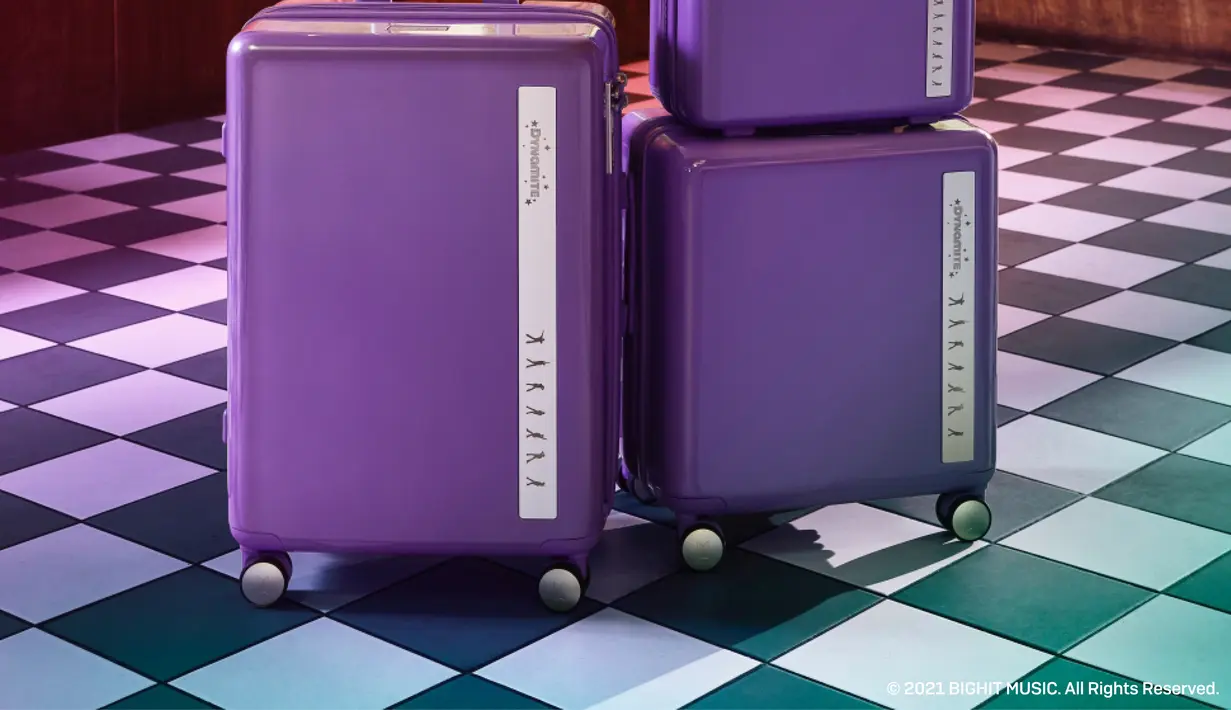 Koleksi kolaborasi ini dilengkapi dengan carry in bag yang bisa dijinjing dengan tangan atau diletakkan pada gagang koper, tas mni yang bisa disambungkan ke tas atau koper. Tas mininya dilengkapi dengan tali yang dibordir dengan logo 'Dynamite' dan bisa diubah menjadi tas selempang.