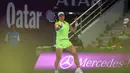 Meski sempat menyulitkan, Janice Tjen gagal mengimbangi permainan agresif Iga Swiatek dan dipaksa menyerah 0-6, 3-6. Tampak dalam foto, petenis tunggal putri Indonesia, Janice Tjen memukul bola balasan saat melawan Iga Swiatek (Polandia) pada babak kedua turnamen Qatar Open di Doha, 10 Februari 2026. (Karim JAAFAR/AFP)