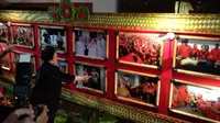 Megawati melihat foto-foto di sela-sela Kongres PDIP. (Liputan6.com/Putu Merta Surya Putra)