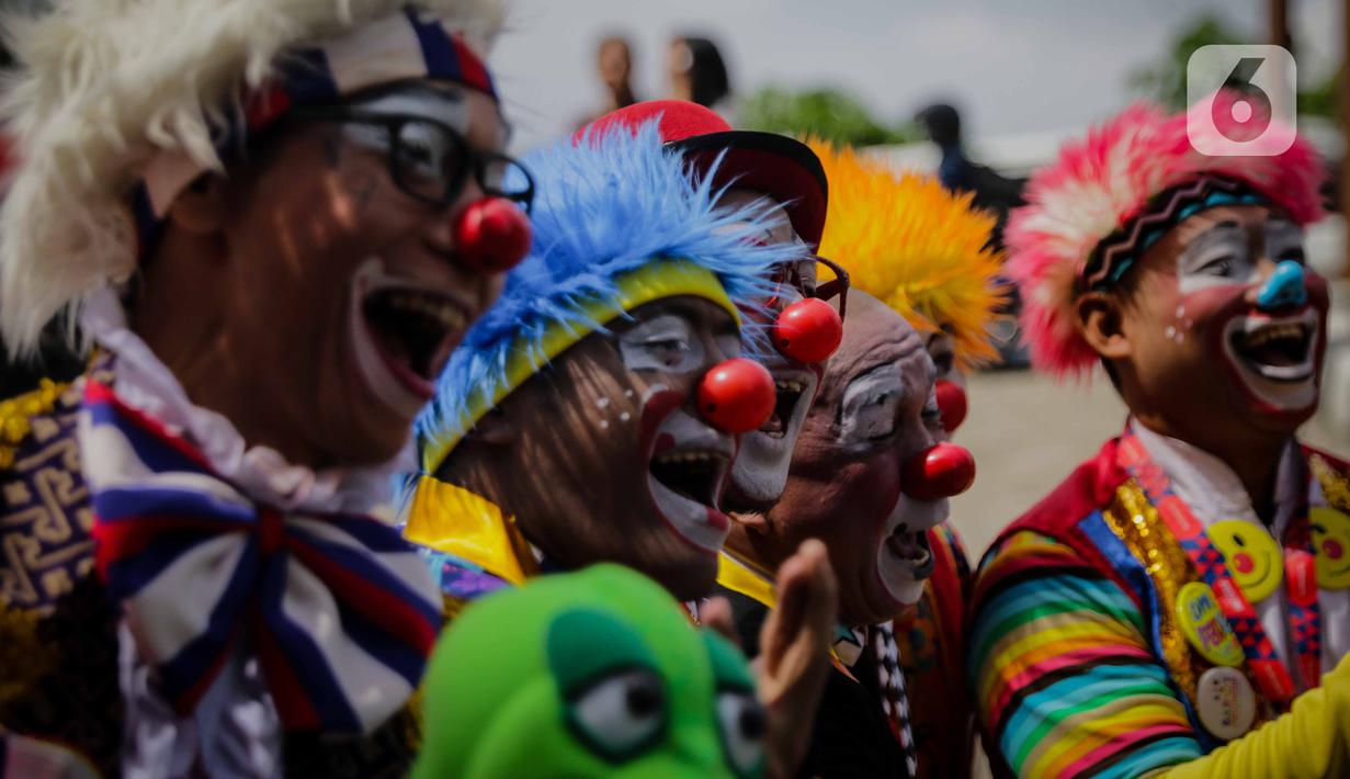 Badut yang tergabung dalam ABI menghibur anak-anak di pengungsian korban banjir di Gor Pangadegan, Jakarta, Selasa (7/1/2020). Dengan memberikan hiburan diharapkan anak-anak dapat melupakan kesedihan dan keresahan yang sedang mereka alami pasca bencana banjir. (Liputan6.com/Faizal Fanani)