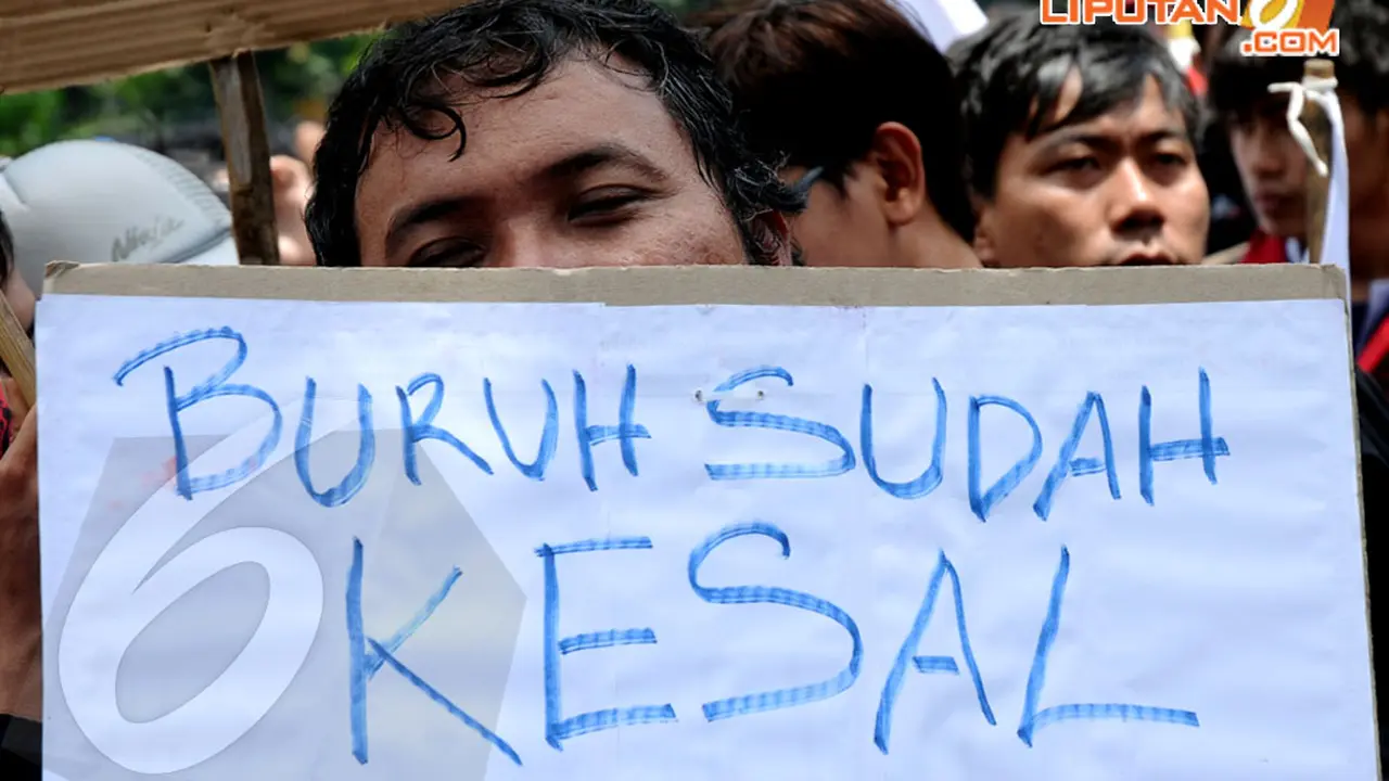 [FOTO] Kecewa Sama Jokowi, Ratusan Buruh Serbu Balai Kota