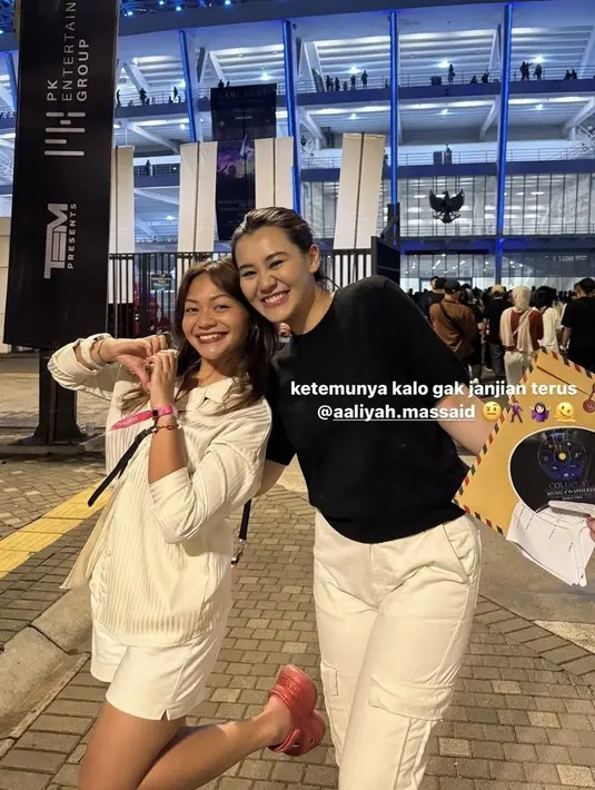 Amel Carla tampil serba putih dengan atasan kemeja lengan panjang dipadukan celana pendeknya serta Crocs pinknya. [@amelcarla]