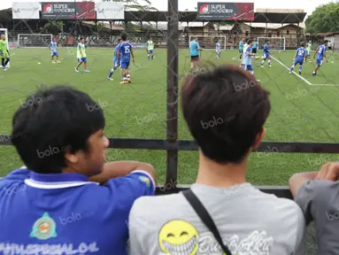 Bobotoh menyaksikan latihan perdana Persib usai ditahan imbang Sriwijaya FC pada Torabika Soccer Championship 2016 di Lapangan Progresif, Bandung, Senin (2/5/2016). (Bola.com/Vitalis Yogi Trisna)