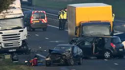 Sejumlah mobil rusak setelah mengalami kecelakaan beruntun di Jalan D12 antara La Roche-sur-Yon dan Les Sables d'Olonne, sebelah barat Prancis, Selasa (20/12). Tabrakan yang melibatkan sekitar 50 kendaraan itu menewaskan 5 orang (JEAN-FRANCOIS MONIER/AFP)