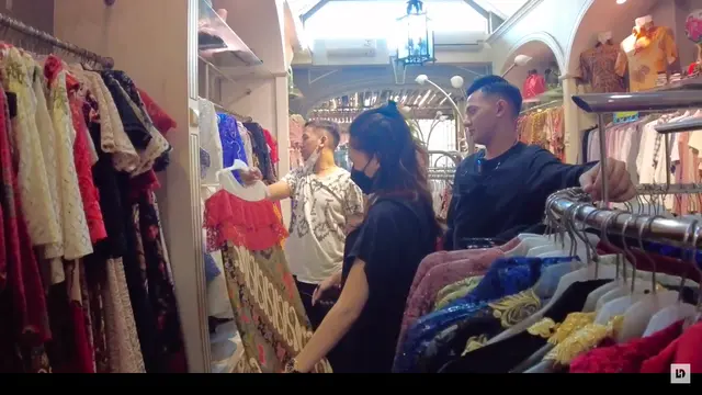 Momen Nella Kharisma dan Dory Harsa Belanja Baju Batik. (Sumber: YouTube/Dory Harsa Music)