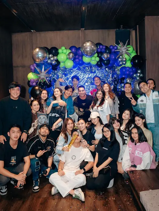 Saat berfoto bareng sahabat yang hadir, Rayn juga tampak memeluk Ranty dari belakang. Berlangsung intimate, acara yang diselenggarakan di tempat karaoke itu mengusung tema sporty. Para sahabat yang datang tampak mengenakan outfit sporty yang kasual. (Liputan6.com/IG/@rantymaria)