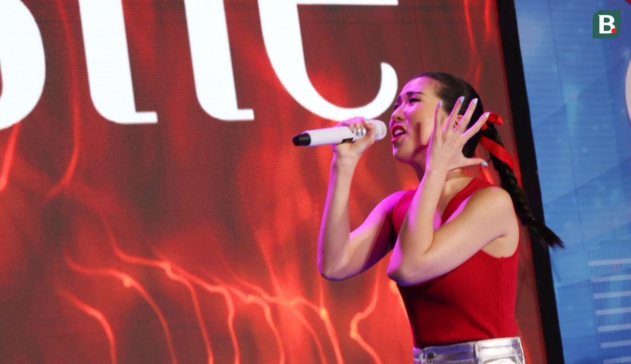 <p>Penyanyi Christie menghibur para fans yang menghadiri acara Vidio Premier League Festival di Cilandak Town Square, Jakarta, Sabtu (5/8/2023). (Bola.com/Ikhwan Yanuar)</p>