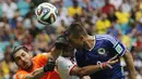 Penjaga gawang Iran, Alireza Haghighi (kiri), berusaha menahan sundulan kepala pemain depan Bosnia, Vedad Ibisevic, di laga penutup penyisihan Piala Dunia 2014 Grup F di Stadion Fonte Nova, Salvador, Brasil, (25/6/2014). (REUTERS/Sergio Perez)