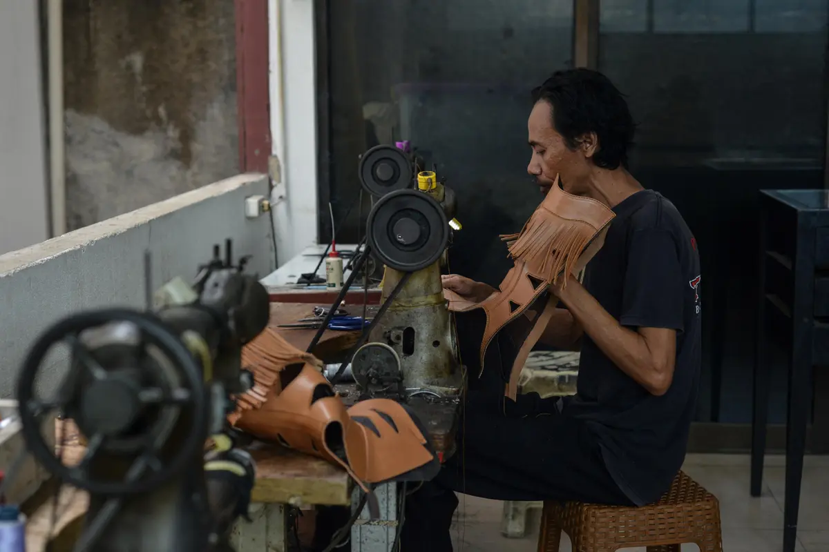 Industri Sepatu Bot Buatan Tangan di Bandung Terancam Kebijakan Tarif Impor Trump