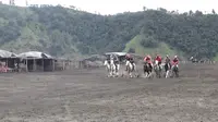 Balapan kuda di Lautan Pasir Gunung Bromo (Dian Kurniawan/Liputan6.com)