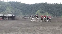 Cara Asyik Pengojek Kuda di Bromo Usir Jenuh Lantaran Sepi Pengunjung