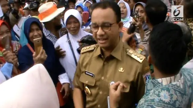 Puluhan warga yang tergabung dalam Aliansi Warga Miskin Jakarta, menggelar aksi unjuk rasa di depan Balai Kota Jakarta. Mereka menuntut agar Anies Baswedan tetap menjadi gubernur selama lima tahun ke depan.