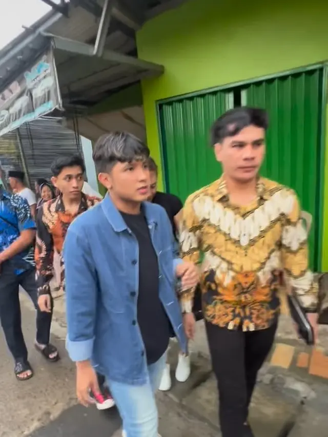 Potret Jirayut pertama kali datang ke kondangan di Indonesia (Sumber: Instagram/jirayutdaa4official)