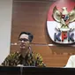 Wakil Ketua KPK Basaria Panjaitan (kanan) didampingi Jubir KPK Febri Diansyah memberi keterangan pers di Jakarta, Rabu (21/3). KPK menetapkan Wali Kota Malang Moch Anton dan 18 anggota DPRD Kota Malang sebagai tersangka. (Liputan6.com/Herman Zakharia)