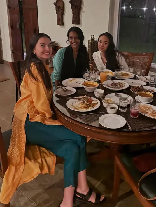 Saat sedang makan bersama rekannya, Raline mengenakan tunik warna orange dipadukan celana panjang hijau serta sandal hitam. Riasan wajahnya pun tampak natural. [@ralineshah]