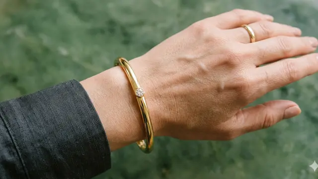 Model Gelang Emas Bangle Elegan untuk Wanita 40 Tahun ke Atas. Gemini