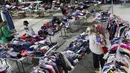 Hingga Minggu (12/1/2025) petugas pemadam kebakaran terus berpacu dengan waktu untuk memadamkan titik api di sekitar Los Angeles. (VALERIE MACON/AFP)