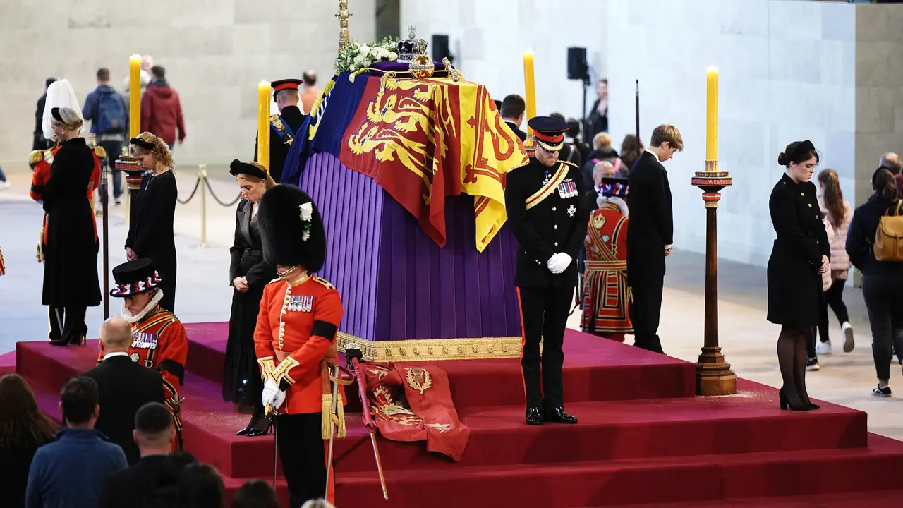 8 Cucu Ratu Elizabeth II Kelilingi Peti Mati Sang Nenek