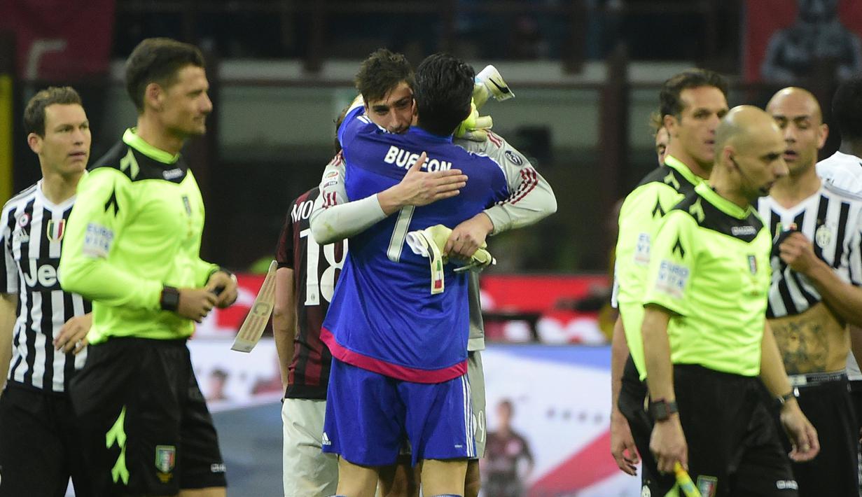 Kiper AC Milan Gianluigi Donnarumma berpelukan dengan kiper Juventus, Gianluigi Buffon usai pertandingan Liga Italia Serie A di stadion San Siro di Milan pada 9 April 2016. (AFP Photo/Olivier Morin)