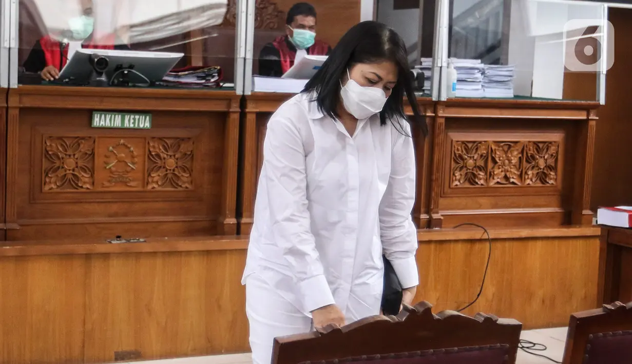 Putri Candrawathi usai menjalani sidang lanjutan dalam kasus pembunuhan Brigadir Yosua Hutabarat dengan agenda sidang pembacaan tuntutan oleh Jaksa Penuntut Umum di Pengadilan Negeri Jakarta Selatan, Rabu (18/1/2023). Jaksa menilai Putri terbukti secara sah meyakinkan, bersama-sama melakukan pembunuhan berencana terhadap Nofriansyah Yosua Hutabarat alias Brigadir J. (Liputan6.com/Johan Tallo)