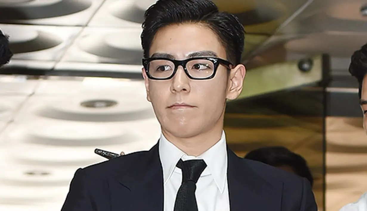 Saat menjalankan tugas wajib militer, T.O.P BigBang malah tersandung masalah hukum karena penggunaan ganja. Ia pun harus diberhentikan sementara dari wajib militernya. (Foto: soompi.com)