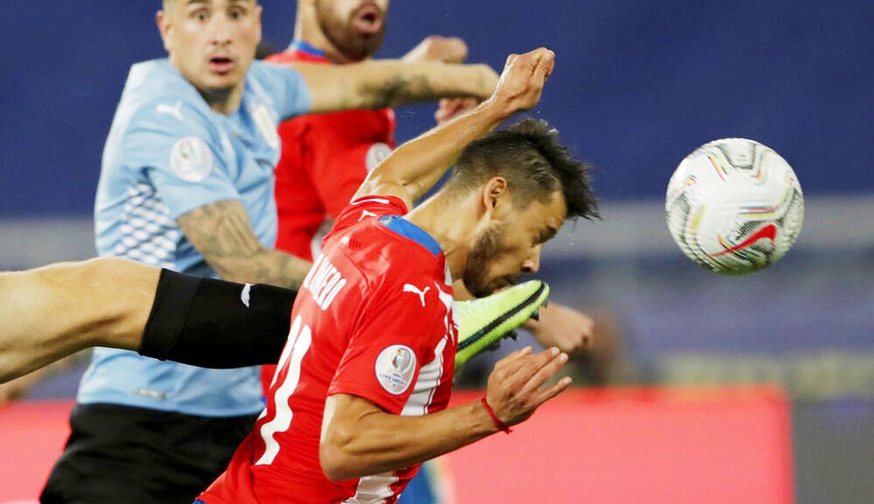 Peluang terbaik Paraguay datang di menit ke-80. Sundulan Angel Romero menyambut umpan Hector Martinez mengarahkan bola sedikit ke samping gawang Argentina. (AP/Silvia Izquierdo)