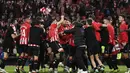 Para pemain Athletic Bilbao merayakan kemenangan atas Atletico Madrid pada laga semifinal Copa del Rey di Stadion San Mames, Jumat (1/3/2024). (AFP/Ander Gillenea)
