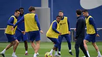 Penyerang Barcelona Ansu Fati, dan rekan setimnya berlatih di&nbsp;tempat latihan Joan Gamper, Sant Joan Despi,&nbsp;Sabtu, 18 Maret 2023, menjelang pertandingan El Clasico Liga Spanyol melawan Real Madrid. (LLUIS GENE / AFP)