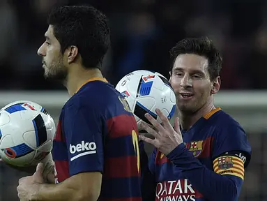 Luis Suarez dan Lionel Messi membawa bola setelah mengalahkan Valencia pada leg pertama semifinal  Copa del Rey (King's Cup) di Stadion Camp Nou, Barcelona, Kamis (4/2/2016) dini hari WIB. (AFP/Lluis Gene)